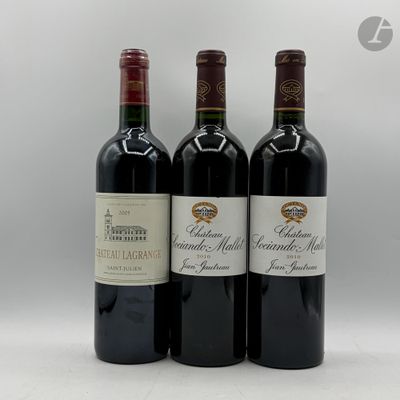 trois bouteilles de vin sont alignées sur une surface blanche