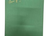 un livre vert avec une inscription dorée dessus