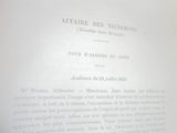 un livre ouvert sur lequel figure une image en noir et blanc