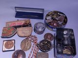 de nombreuses médailles et autres objets posés sur une table