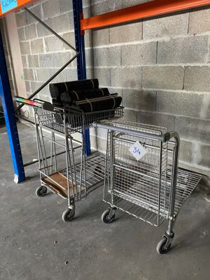 Deux chariots métalliques à poussoir
