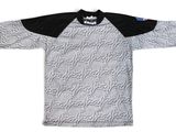 chemise à manches longues grise et noire, ornée d'une chauve-souris