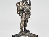 figurine en argent représentant un soldat armé, posée sur un socle en marbre