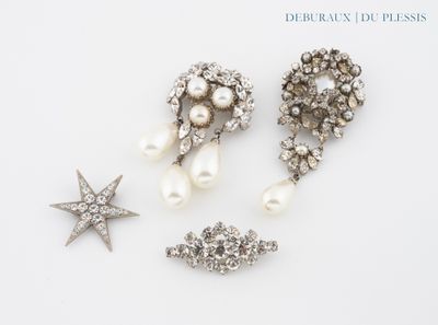 trois paires de boucles d'oreilles à clip en perles et diamants et une broche en forme d'étoile