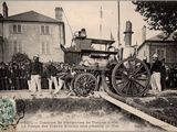 une vieille photo d'une calèche tirée par un homme