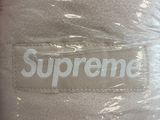 Le logo Supreme figure au dos d'un t-shirt blanc