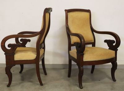 une paire de chaises en bois sculpté avec un revêtement jaune, revêtement jaune, revêtement jaune, revêtement jaune, revêtement jaune, revêtement jaune, revêtement jaune