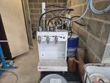 une machine posée par terre à côté d'un seau