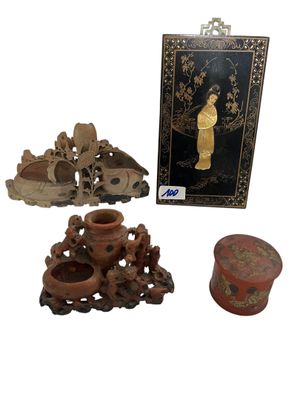 une boîte sur laquelle figurent l'image d'une femme et d'autres objets
