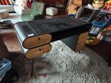 une table au plateau en cuir noir dans un salon