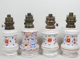Plusieurs types de lampes sont alignées sur une surface blanche