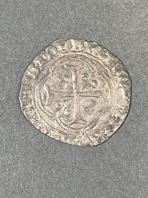 Gros plan sur une pièce de monnaie portant une croix