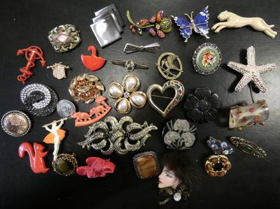 many different types of brooches on a table