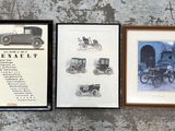 Deux photos encadrées de voitures anciennes sont accrochées au mur.
