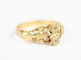 gros plan d'une bague en or sur une surface blanche