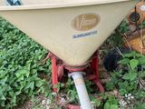 une brouette jaune au milieu d'une pelouse