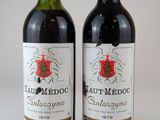 deux bouteilles de vin rouge posées l'une à côté de l'autre sur une table