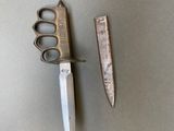 une paire de ciseaux posée à côté d'un couteau sur une table