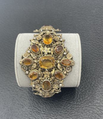 un gros plan d'une bague exposée sur une table