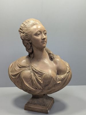 une image représentant le buste d'une femme en robe