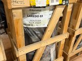 deux palettes de bois empilées l'une sur l'autre
