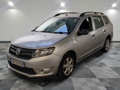 une photo d'une dacia argentée garée dans une pièce