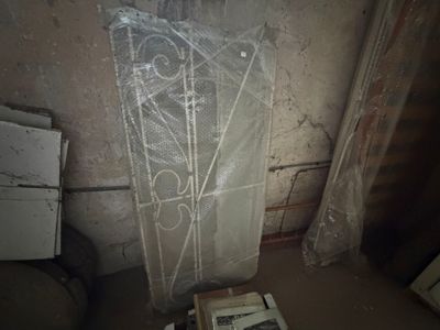 Un lit cage d"enfant et lit 1 personne en métal laqué blanc.