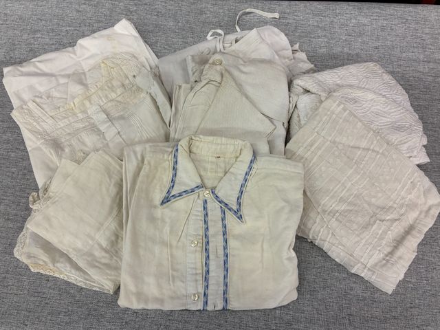 Chemise de nuit, jupons, gilet homme, chemise. Vendu en l’état sa