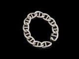 bracelet à chaîne argentée sur fond noir avec un fond noir