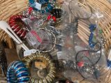un panier en osier rempli d'objets divers posé sur une table