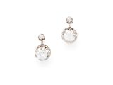 une paire de boucles d'oreilles en diamant sur fond blanc
