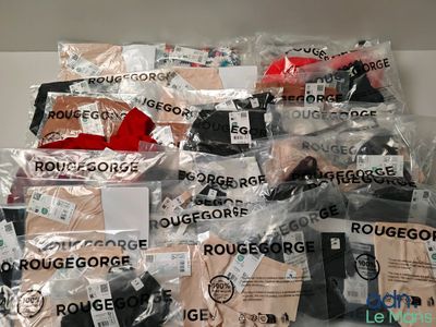 de nombreux objets emballés posés sur une table