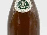 l'image d'une bouteille de vin posée sur une table