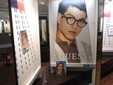 une vitrine avec la photo d'un homme portant des lunettes