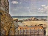 une photo d'une photo d'un château sur la plage