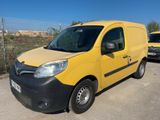 La camionnette jaune est garée sur le parking, à côté d'autres véhicules.