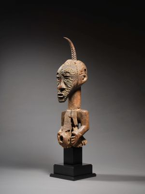 une image représentant une sculpture d'un homme à tête de chèvre