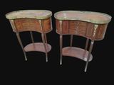 paire de tables d'appoint anciennes de style français, avec plateau en marbre et finitions en laiton