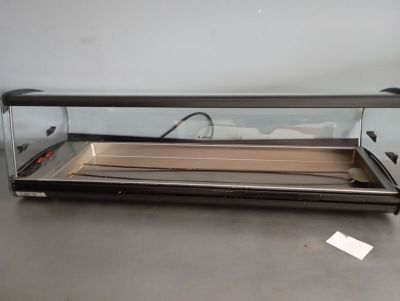 une photo d'une vitrine en verre posée sur une table