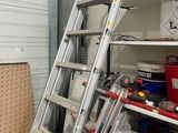 une échelle appuyée contre un mur dans un garage