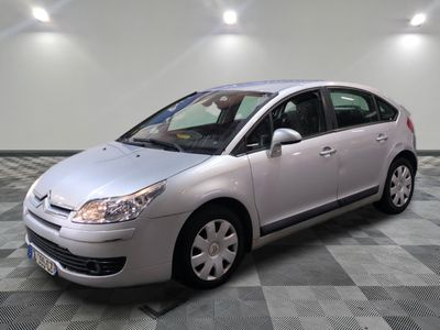 la voiture argentée est garée sur un sol en damier dans le garage