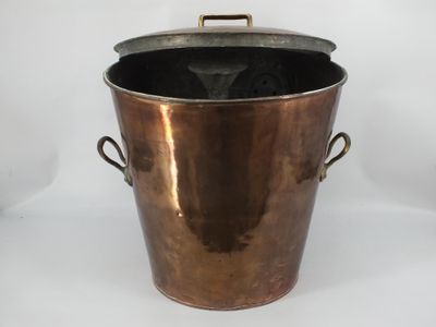 une vieille casserole en cuivre avec des anses, sur fond blanc