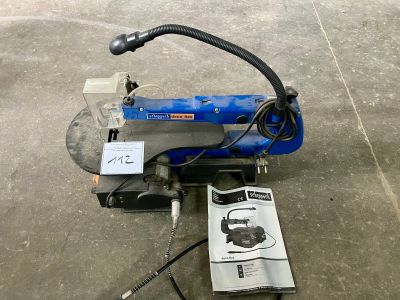 une machine bleue posée sur le sol