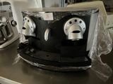 une machine à café posée sur un comptoir dans une cuisine