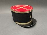 un chapeau noir orné d'un ruban rouge sur le dessus