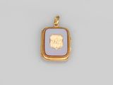 une breloque Locke en or 18 carats et émail, ornée d'un monogramme