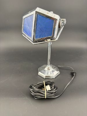 une lampe posée sur une table