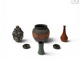 trois vases placés les uns à côté des autres sur une surface blanche