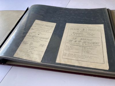 un livre sur lequel sont posées deux feuilles de papier