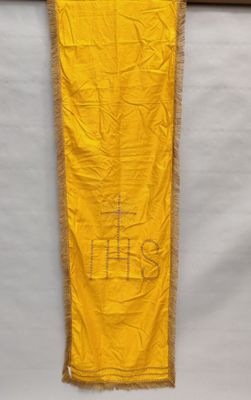 un gros plan d'une banderole jaune accrochée à un mur
